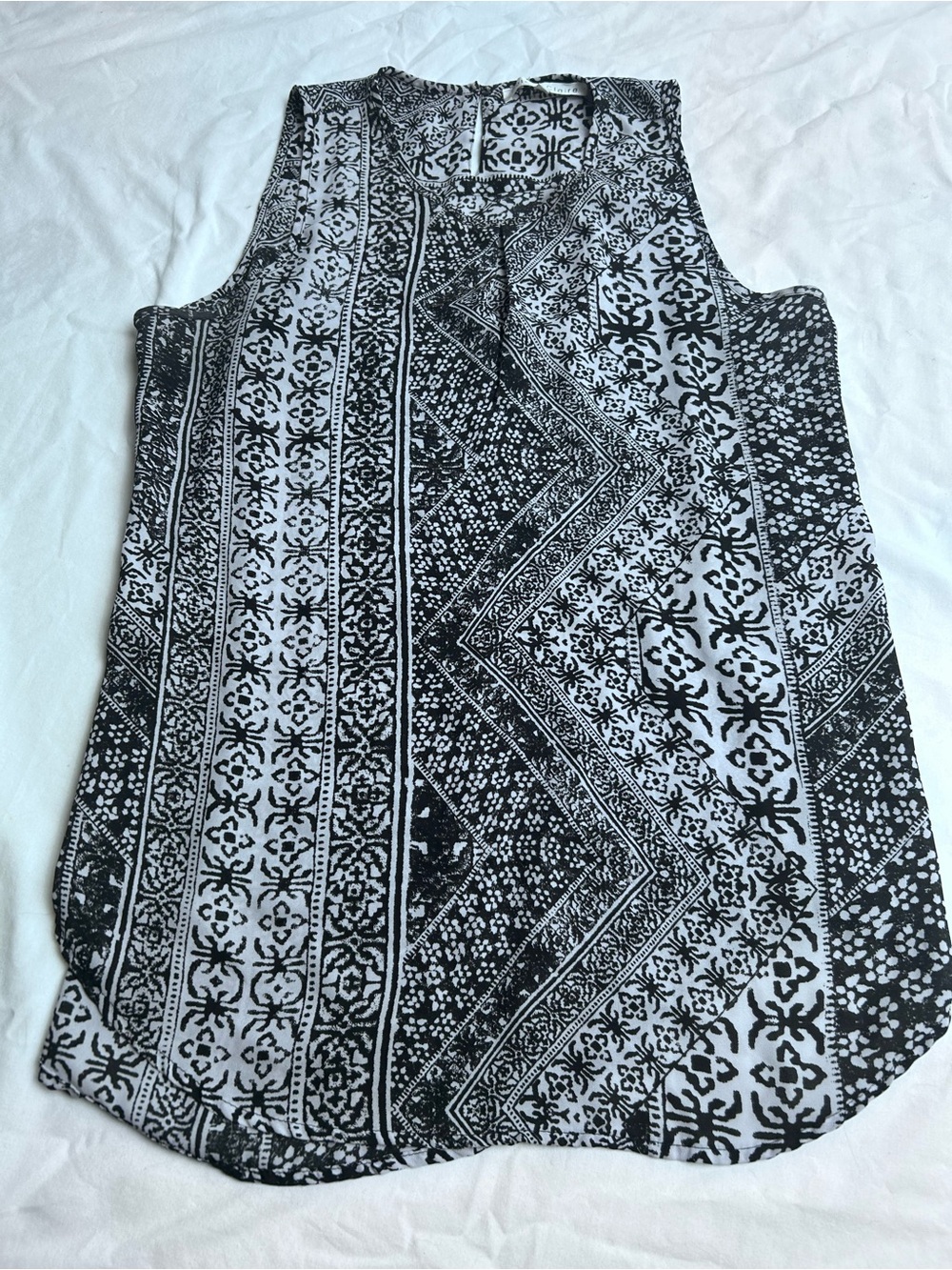 Violet & Claire Black and White Patterned Sleeveless Womens Tank top